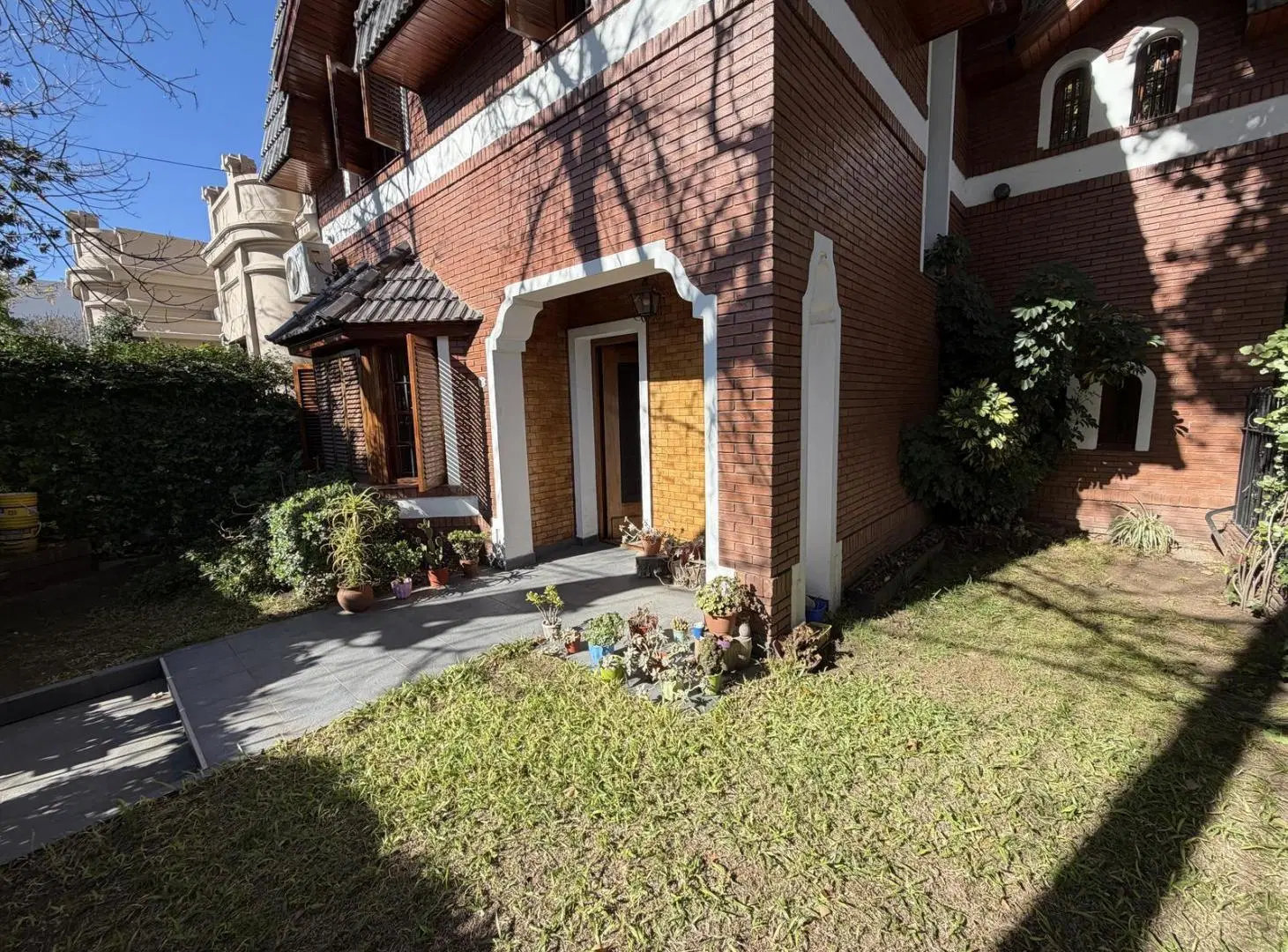 CASA DE 5 AMBIENTES CON DOBLE COCHERA EN EL BARRIO INGLES DE TEMPERLEY 4