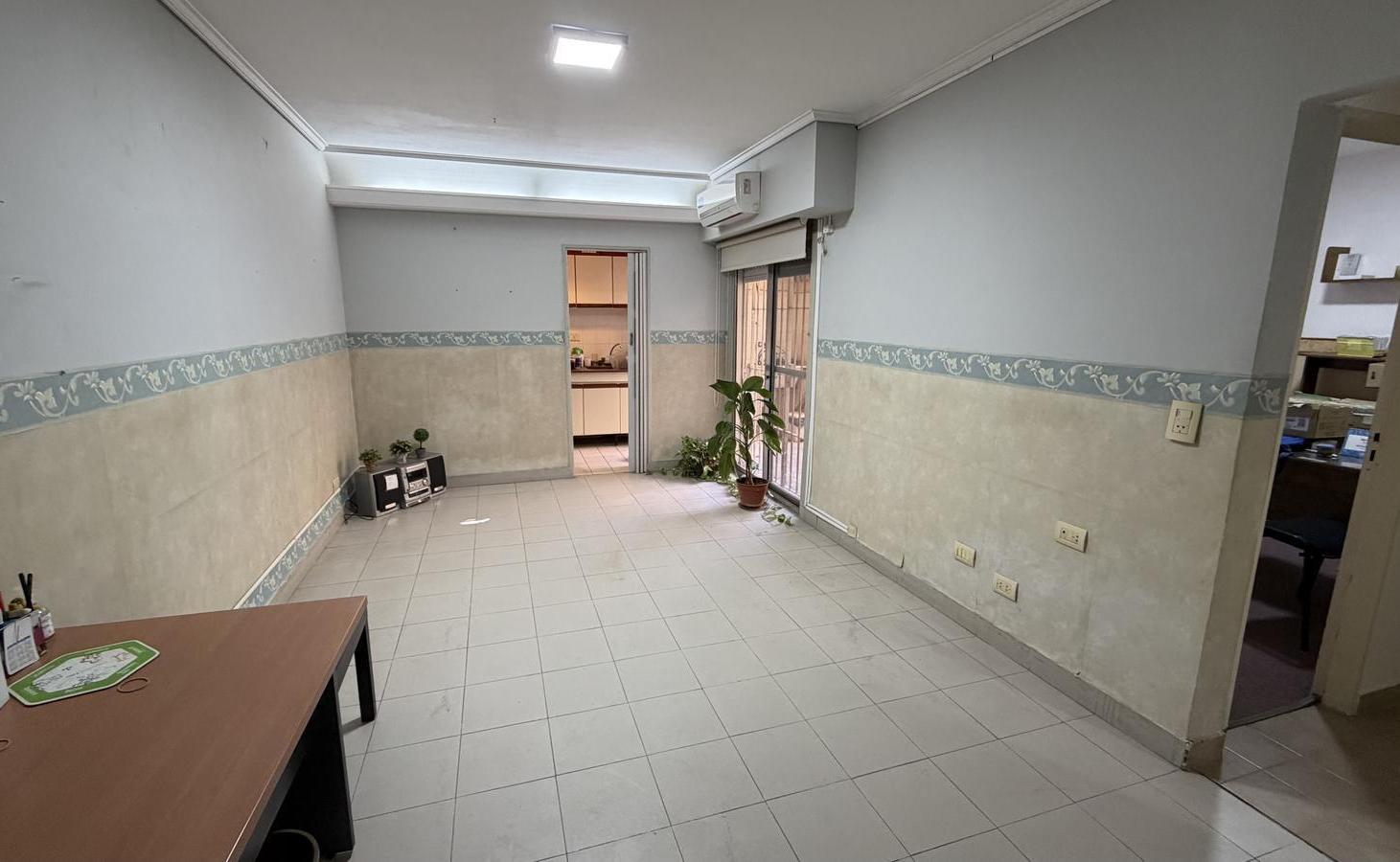Foto de MUY BUEN DEPARTAMENTO DE 3 AMBIENTES CON PATIO EN PLANTA BAJA APTO, imagen 1