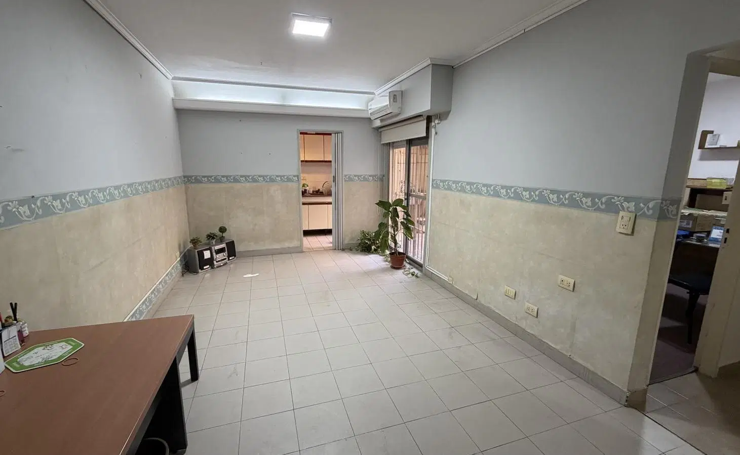 MUY BUEN DEPARTAMENTO DE 3 AMBIENTES CON PATIO EN PLANTA BAJA APTO PROFESIONAL 1