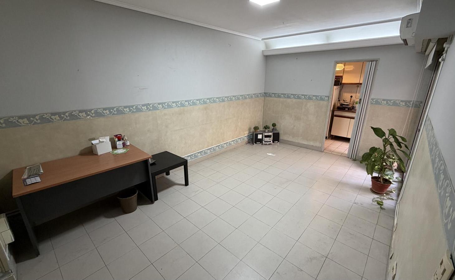 Foto de MUY BUEN DEPARTAMENTO DE 3 AMBIENTES CON PATIO EN PLANTA BAJA APTO, imagen 2