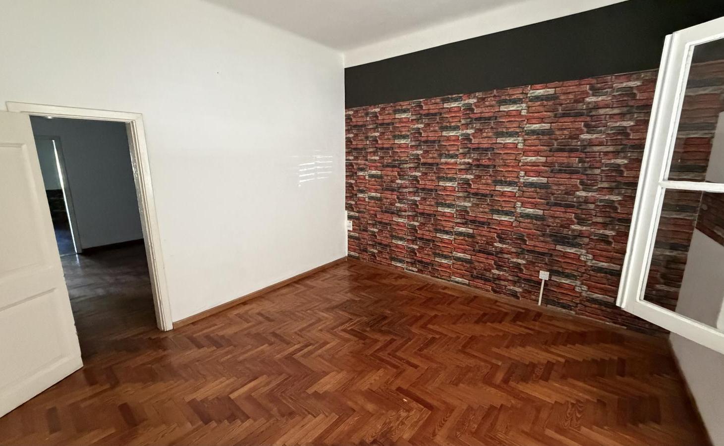 Foto de CASA DE USO COMERCIAL EN EXCELENTE UBICACION DE LOMAS DE ZAMORA, imagen 2
