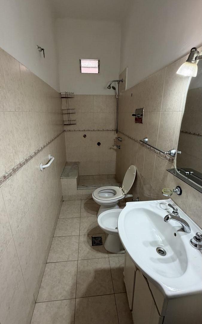 Foto de CASA DE USO COMERCIAL EN EXCELENTE UBICACION DE LOMAS DE ZAMORA, imagen 5
