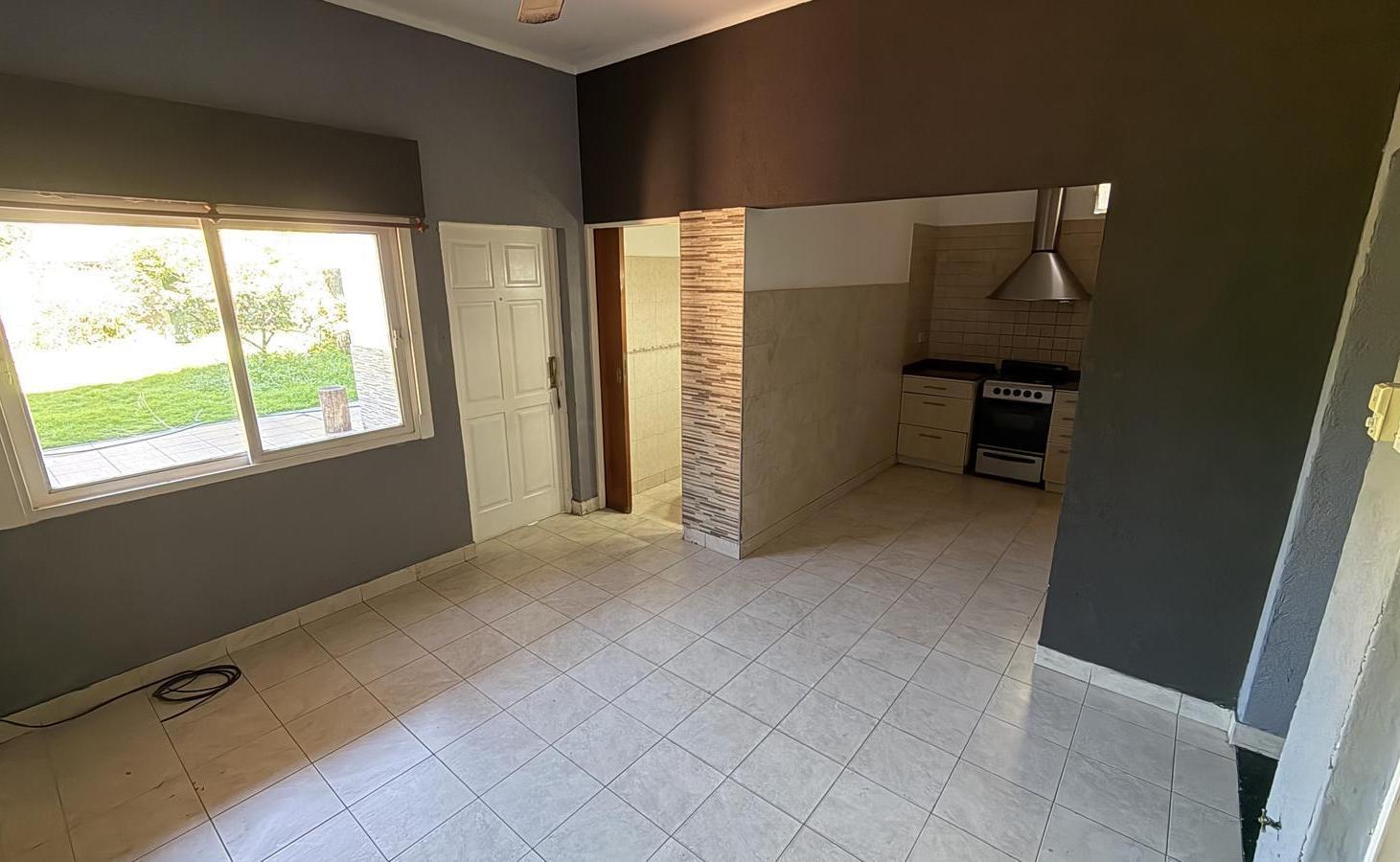 Foto de CASA DE USO COMERCIAL EN EXCELENTE UBICACION DE LOMAS DE ZAMORA, imagen 2