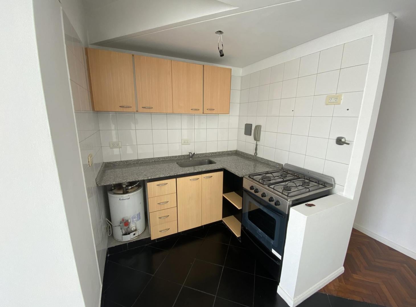 Foto de DEPARTAMENTO MONOAMBIENTE EN MUY BUENA UBICACION EN ALQUILER, imagen 2