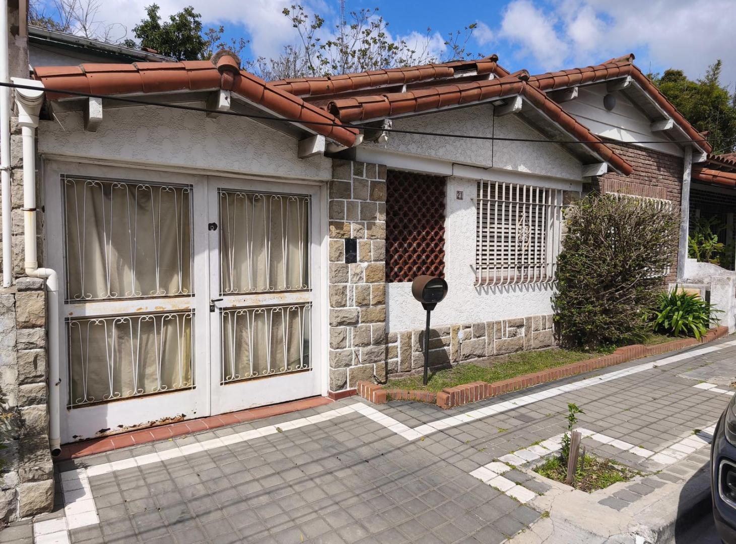 Foto de CASA A REFACCIONAR APTA CREDITO DE 4 AMBIENTES Y COCHERA EN MUY BUENA, imagen 3