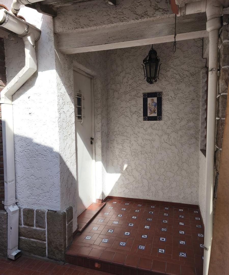 Foto de CASA A REFACCIONAR APTA CREDITO DE 4 AMBIENTES Y COCHERA EN MUY BUENA, imagen 4