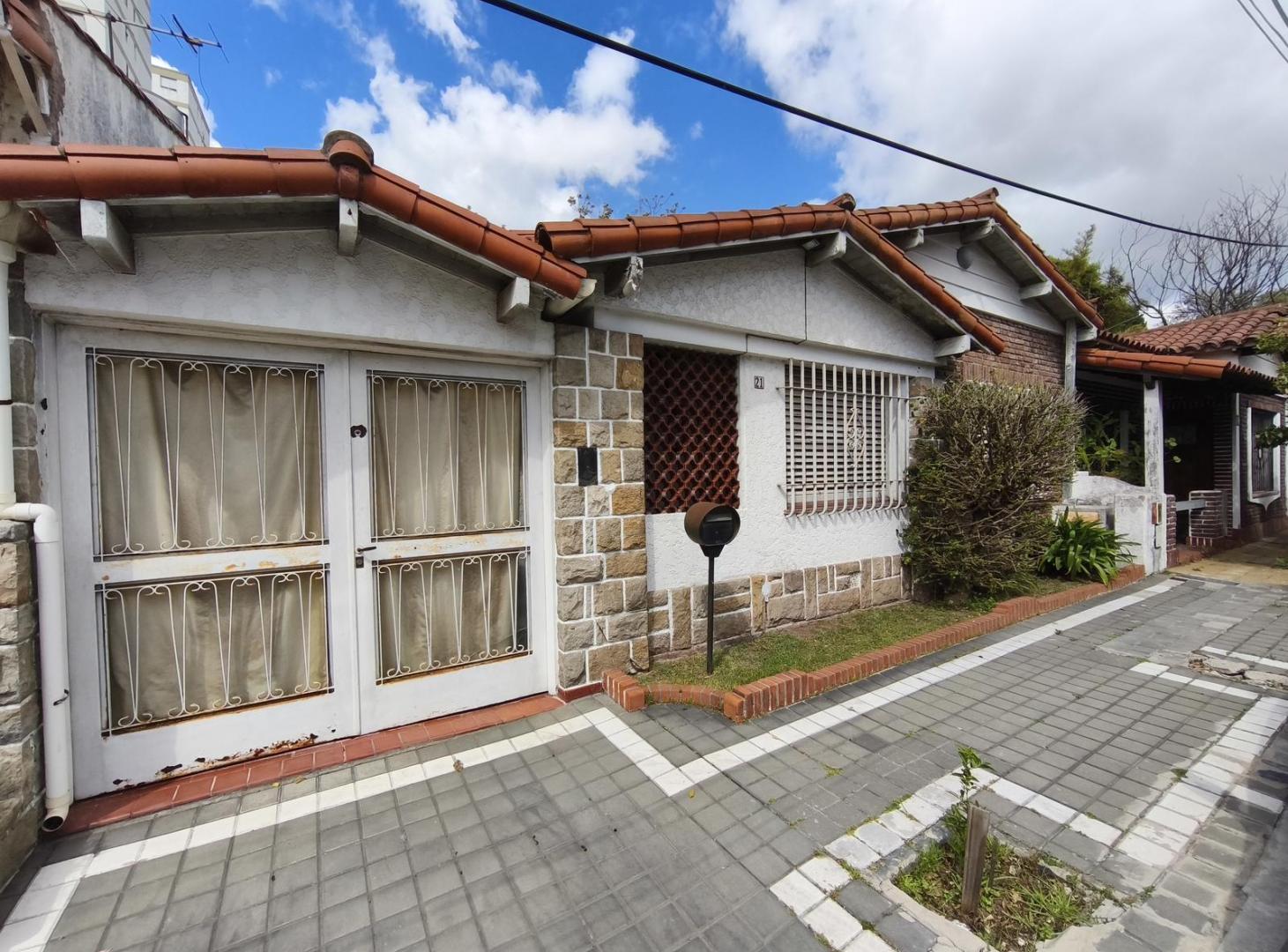 Foto de CASA A REFACCIONAR APTA CREDITO DE 4 AMBIENTES Y COCHERA EN MUY BUENA, imagen 1