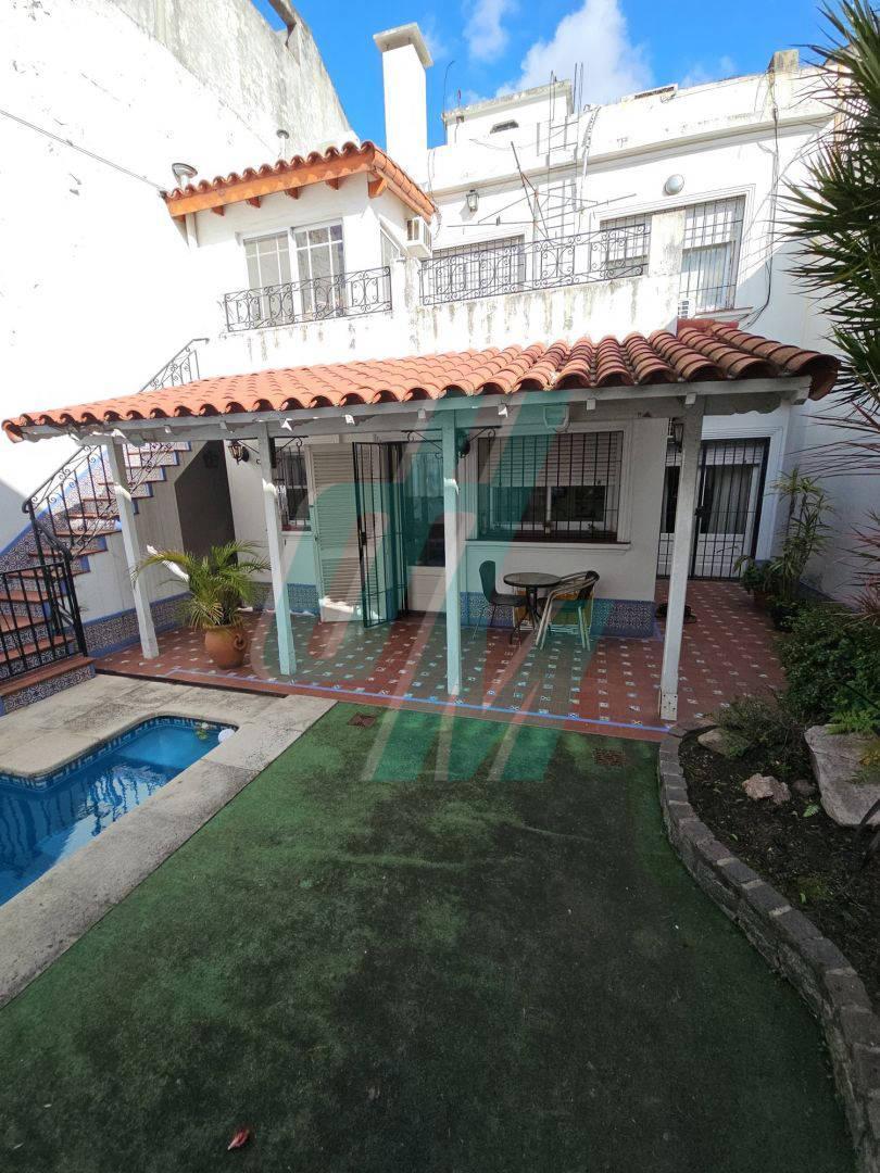 Exte. Casa Lote Propio 5 Ambs con Jardín y Pileta Floresta 2