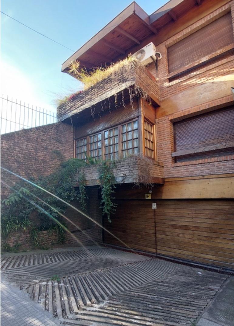Fragata Sarmiento 1200 - Casa de 3 Plantas con Jardin, Pileta, Quincho y Cochera 2