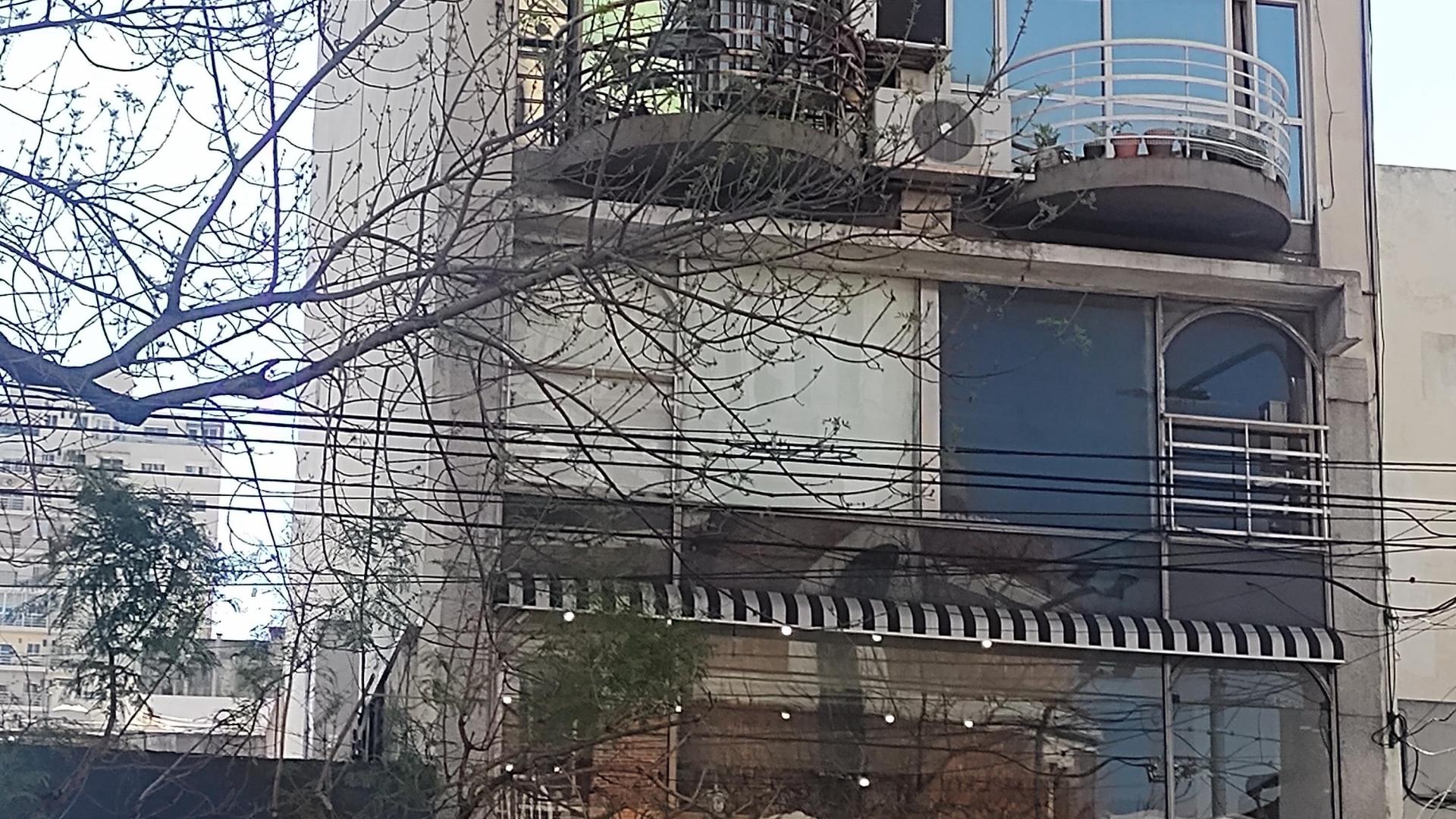 EXCELENTE MONOAMBIENTE 50 m , SUPER LUMINOSO AL FRENTE C/BALCON APTO PROF/VVDA