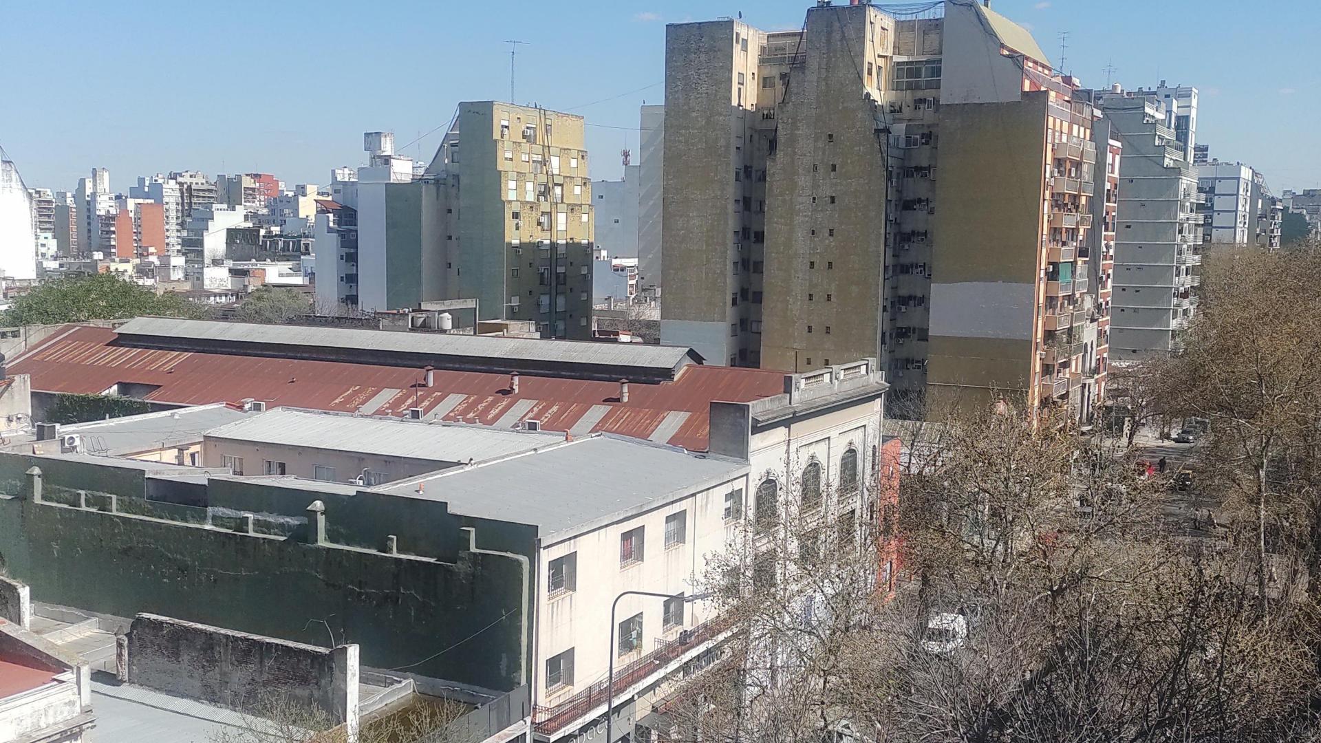 EXCELENTE MONOAMBIENTE 50 m , SUPER LUMINOSO AL FRENTE C/BALCON APTO PROF/VVDA