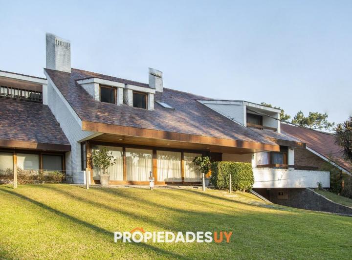 Casa a la venta en playa mansa Punta Del Este, gran tamaño ubicada en zona privilegiada.
