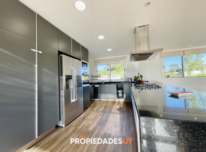 Foto de Moderna Casa de 4 Dormitorios, Piscina Climatizada y Parrillero, imagen 4