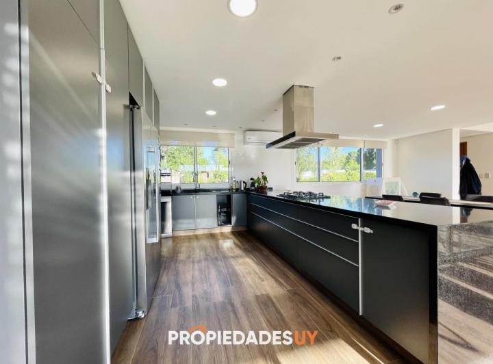 Foto de Moderna Casa de 4 Dormitorios, Piscina Climatizada y Parrillero, imagen 3