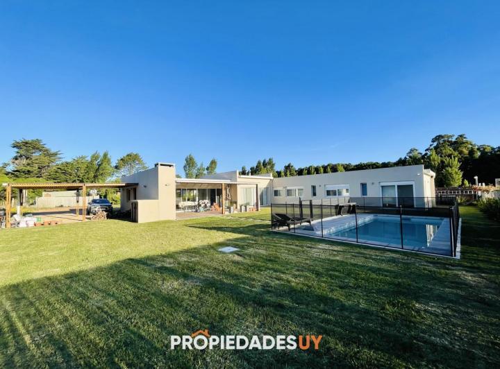 Moderna Casa de 4 Dormitorios, Piscina Climatizada y Parrillero