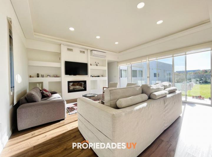 Foto de Moderna Casa de 4 Dormitorios, Piscina Climatizada y Parrillero, imagen 2