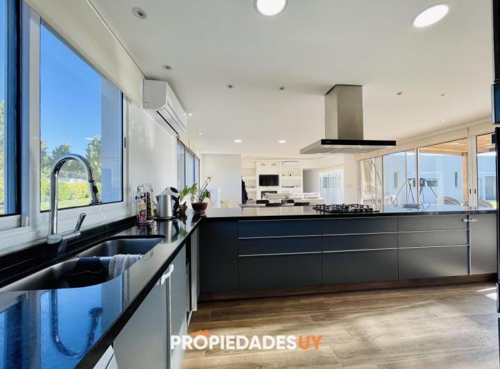 Foto de Moderna Casa de 4 Dormitorios, Piscina Climatizada y Parrillero, imagen 5