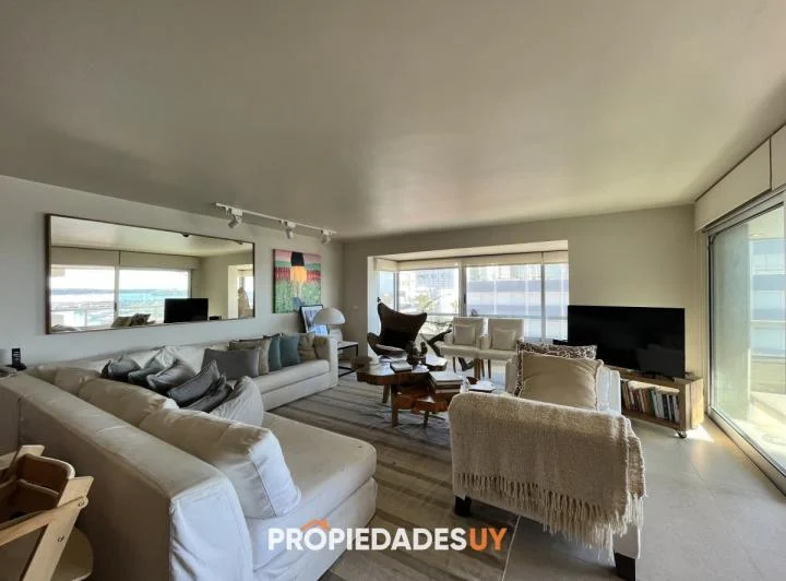 Apartamento en venta 3 dormitorios y medio Puerto 4