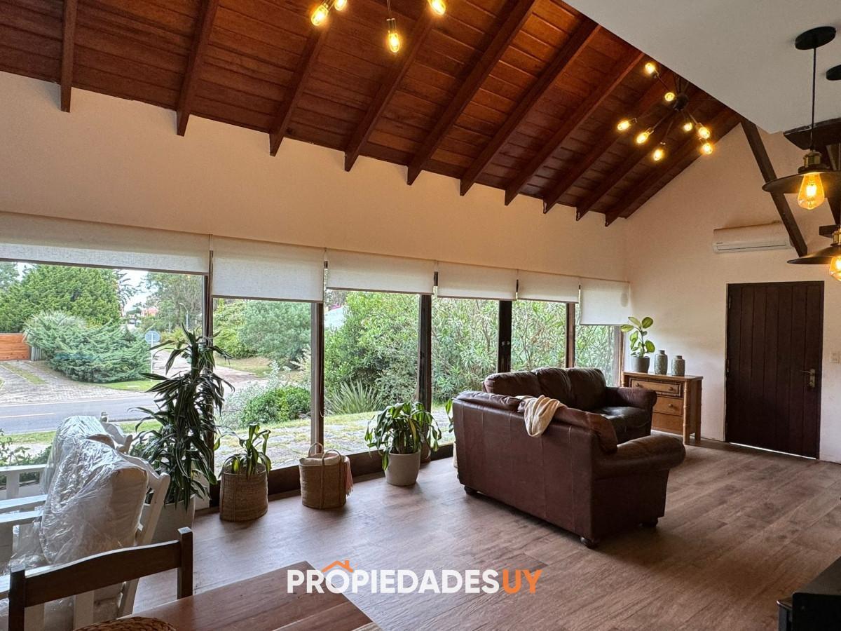 Casa en venta en Pinares de 3 dormitorios, sobre Camino a la Laguna.