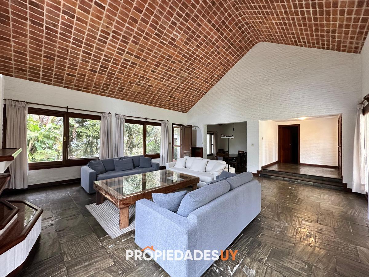 En venta casa en Barrio Golf, Punta del Este de 6 dormitorios.