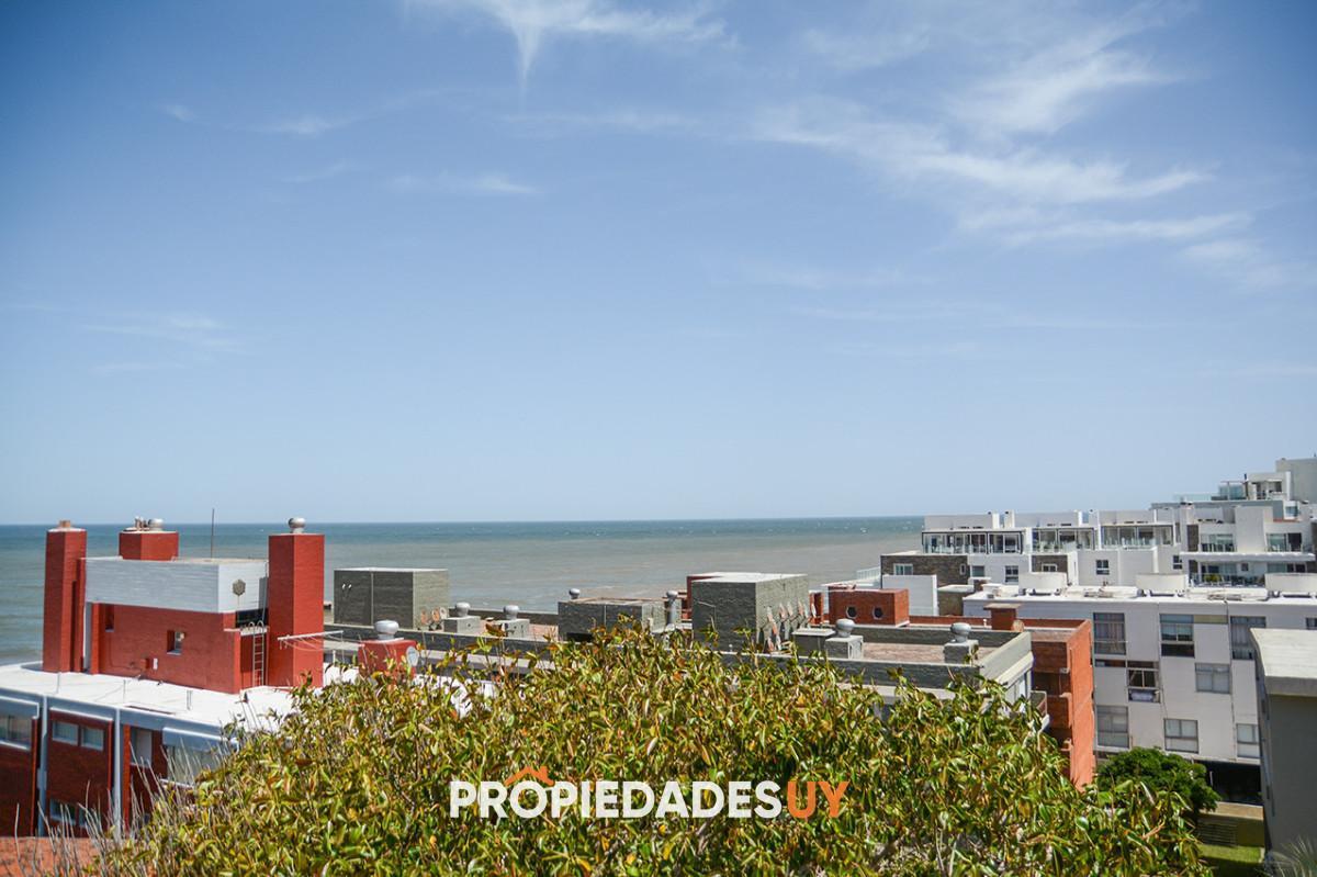 Departamento de 3 dormitorios con terraza con parrillero en venta, Peninsula, Punta del Este