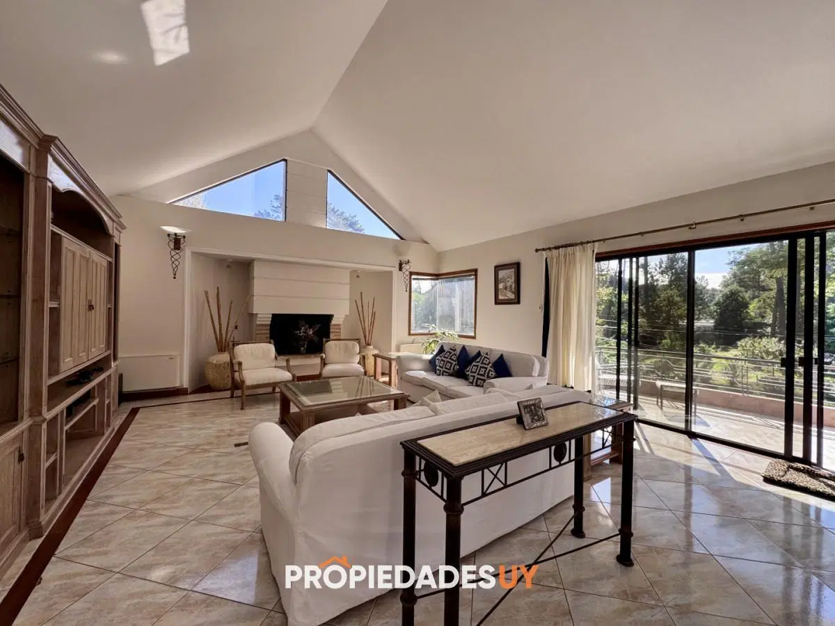 En alquiler Maravillosa casa en zona San Rafael, cuenta con ambientes amplios y luminosos. 4