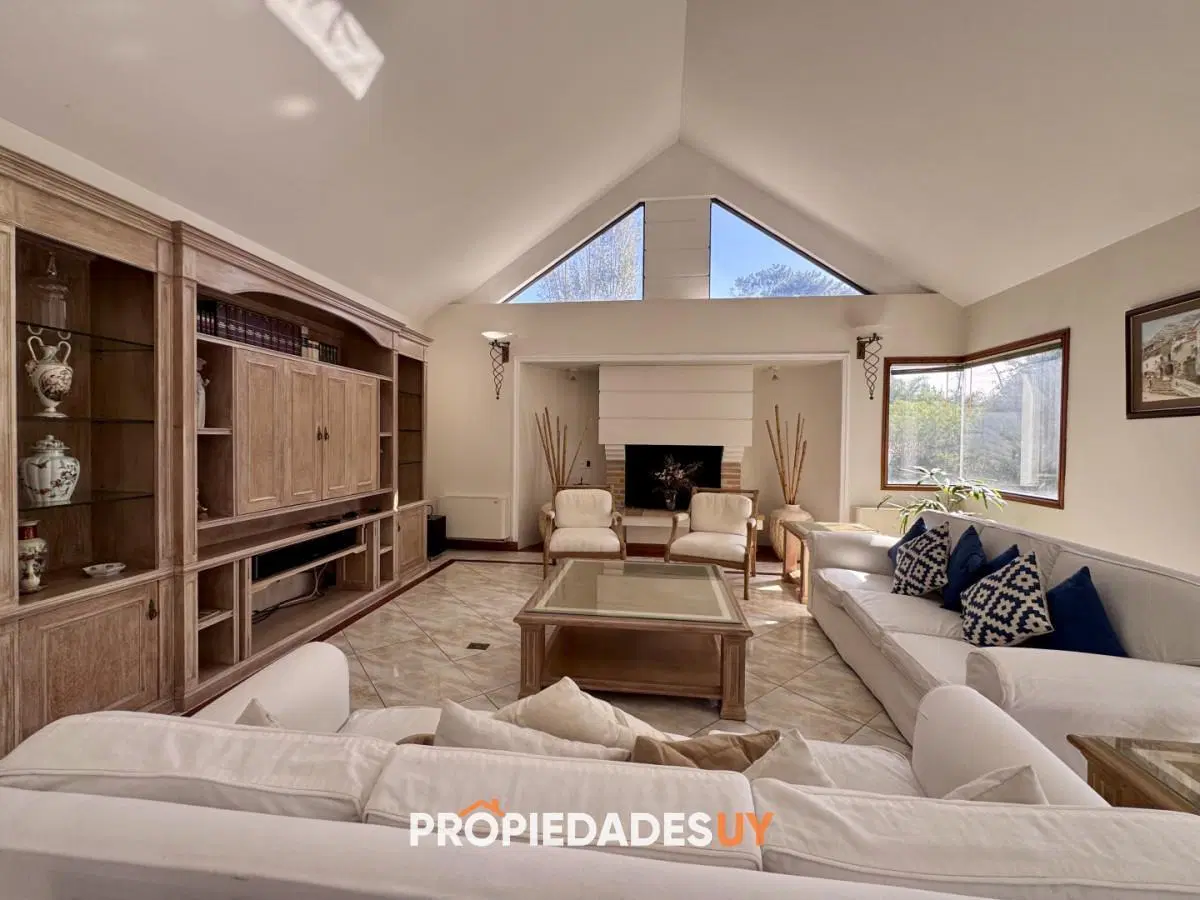 En alquiler Maravillosa casa en zona San Rafael, cuenta con ambientes amplios y luminosos. 2
