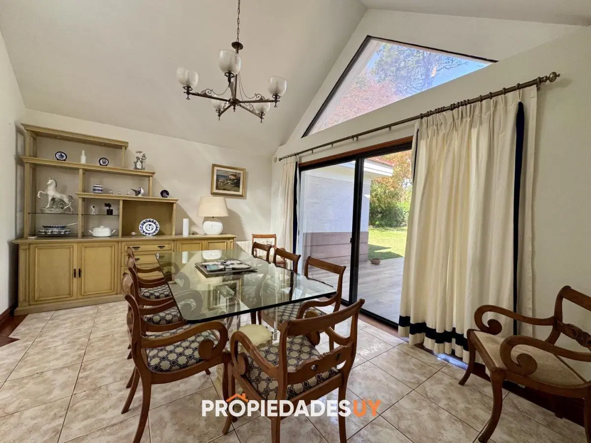 En alquiler Maravillosa casa en zona San Rafael, cuenta con ambientes amplios y luminosos. 5