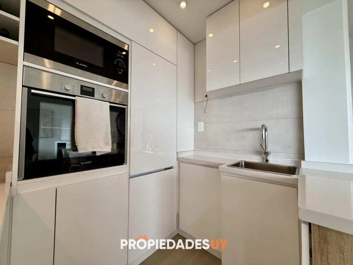 Apartamento en venta en frente al puerto de Punta del este 2