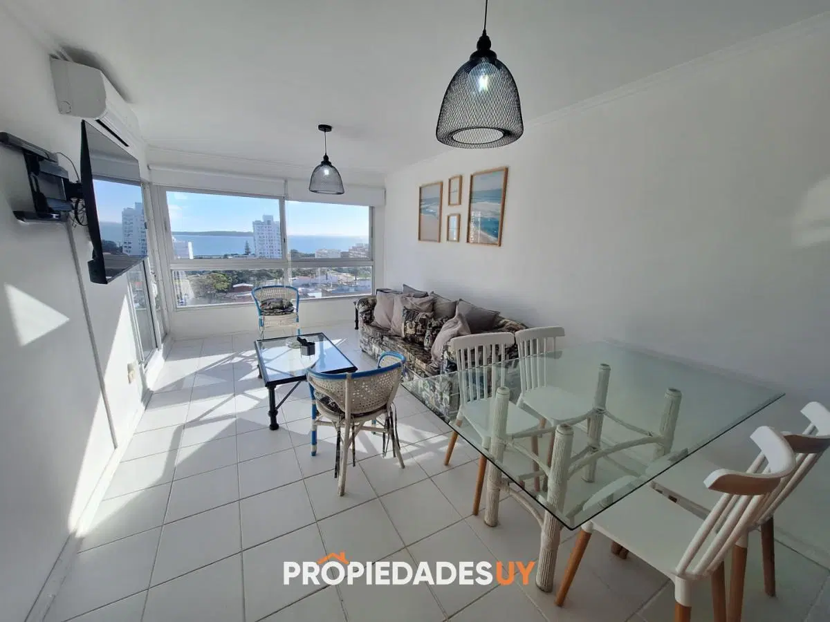 Apartamento en venta de dos dormitorios con vista a playa mansa 1