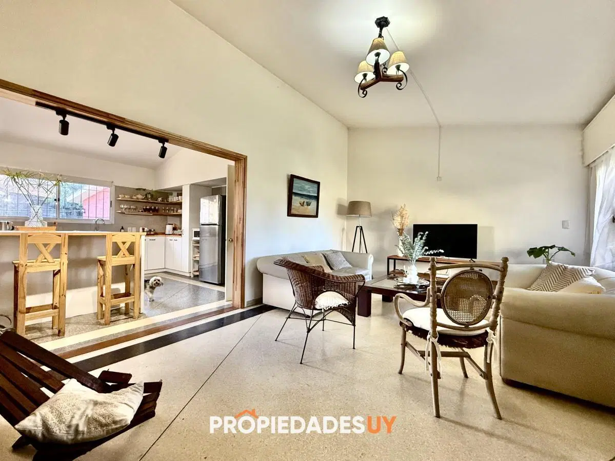 OPORTUNIDAD CASA EN PLAYA MANSA EN 4 DORMITORIOS ZONA CON POTENCIAL COMERCIAL 3