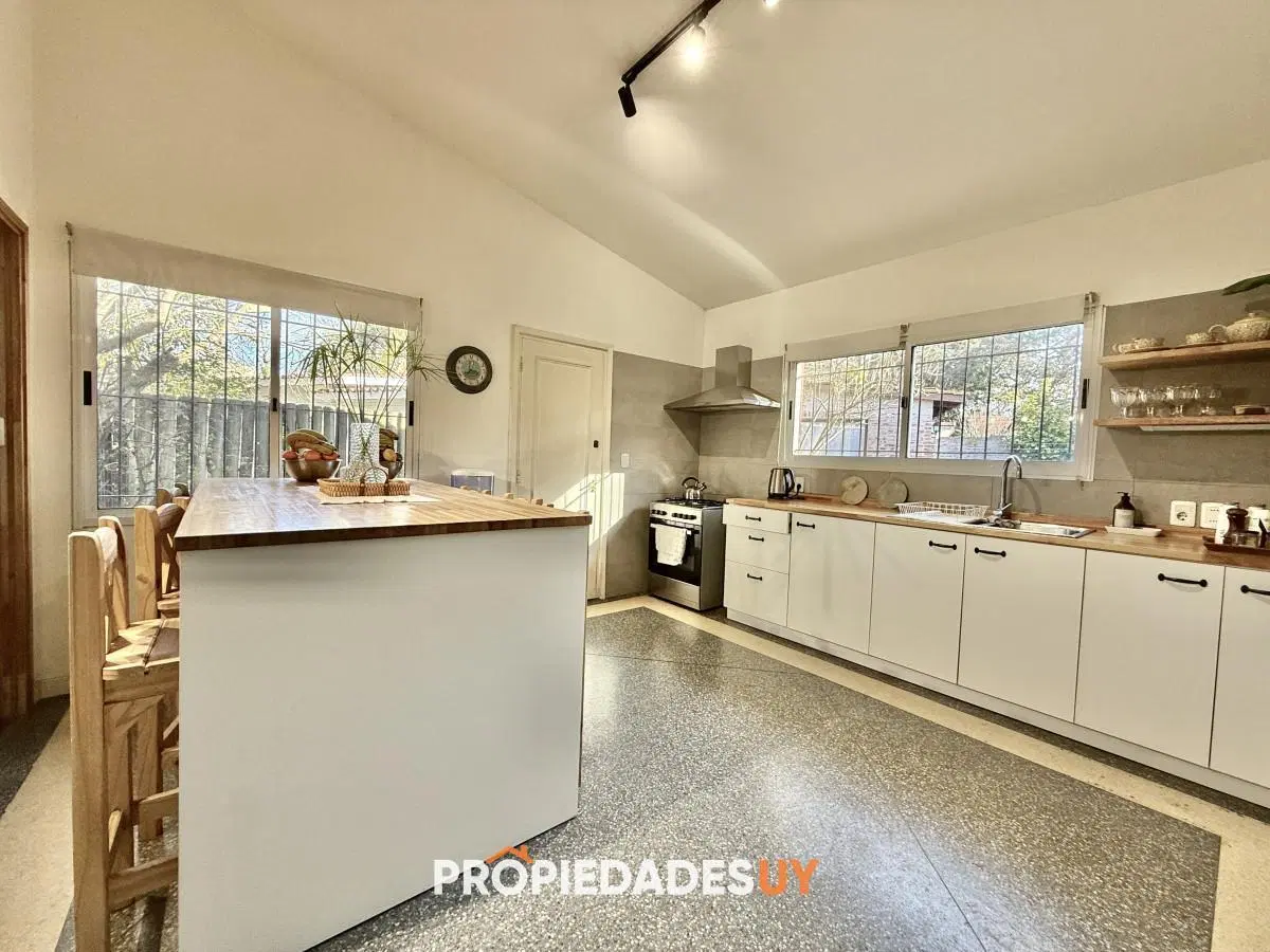 OPORTUNIDAD CASA EN PLAYA MANSA EN 4 DORMITORIOS ZONA CON POTENCIAL COMERCIAL 4