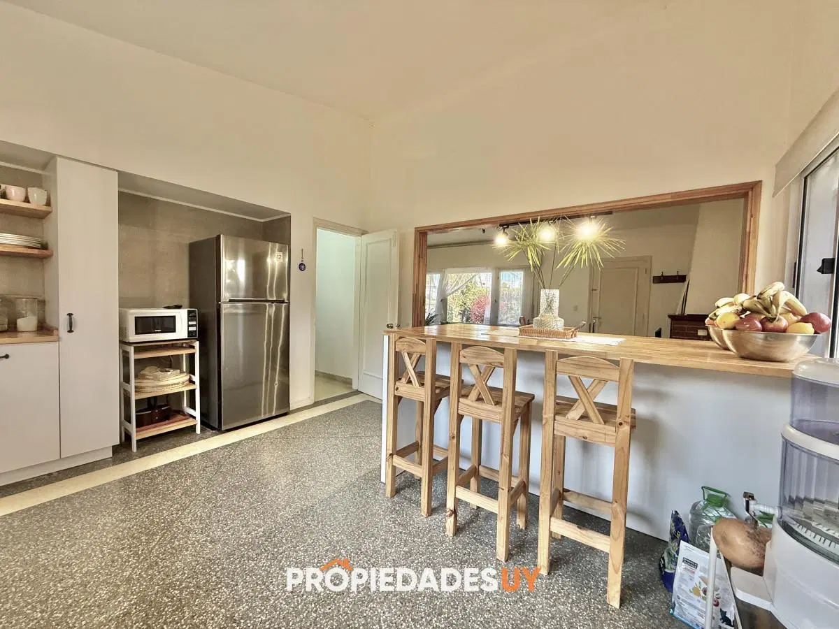 OPORTUNIDAD CASA EN PLAYA MANSA EN 4 DORMITORIOS ZONA CON POTENCIAL COMERCIAL 2