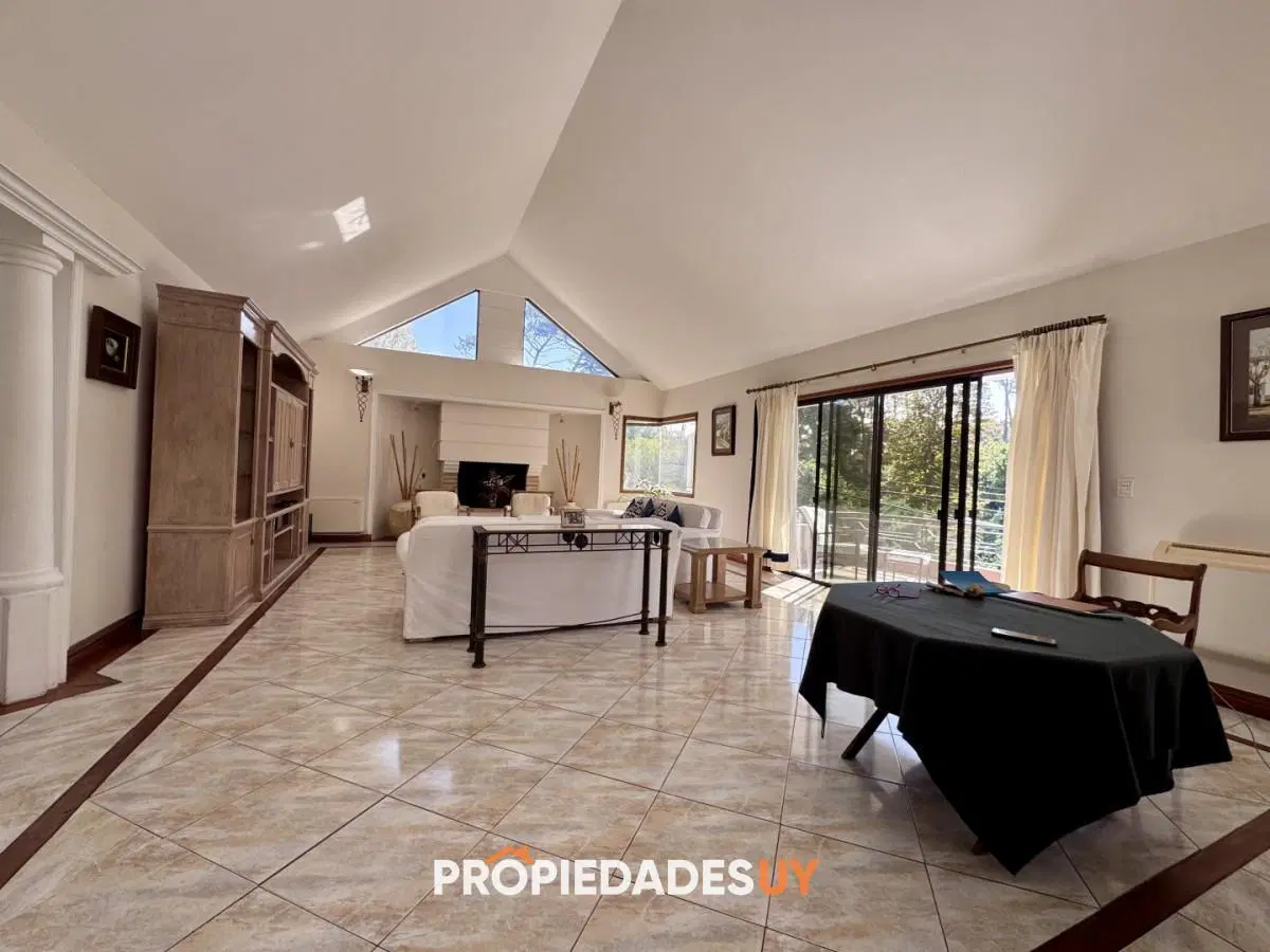En alquiler Maravillosa casa en zona San Rafael, cuenta con ambientes amplios y luminosos. 4