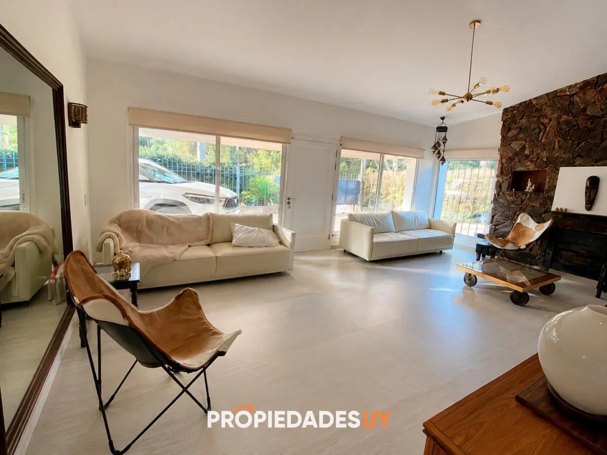 Casa en alquiler en playa mansa con capacidad para 10 personas 2