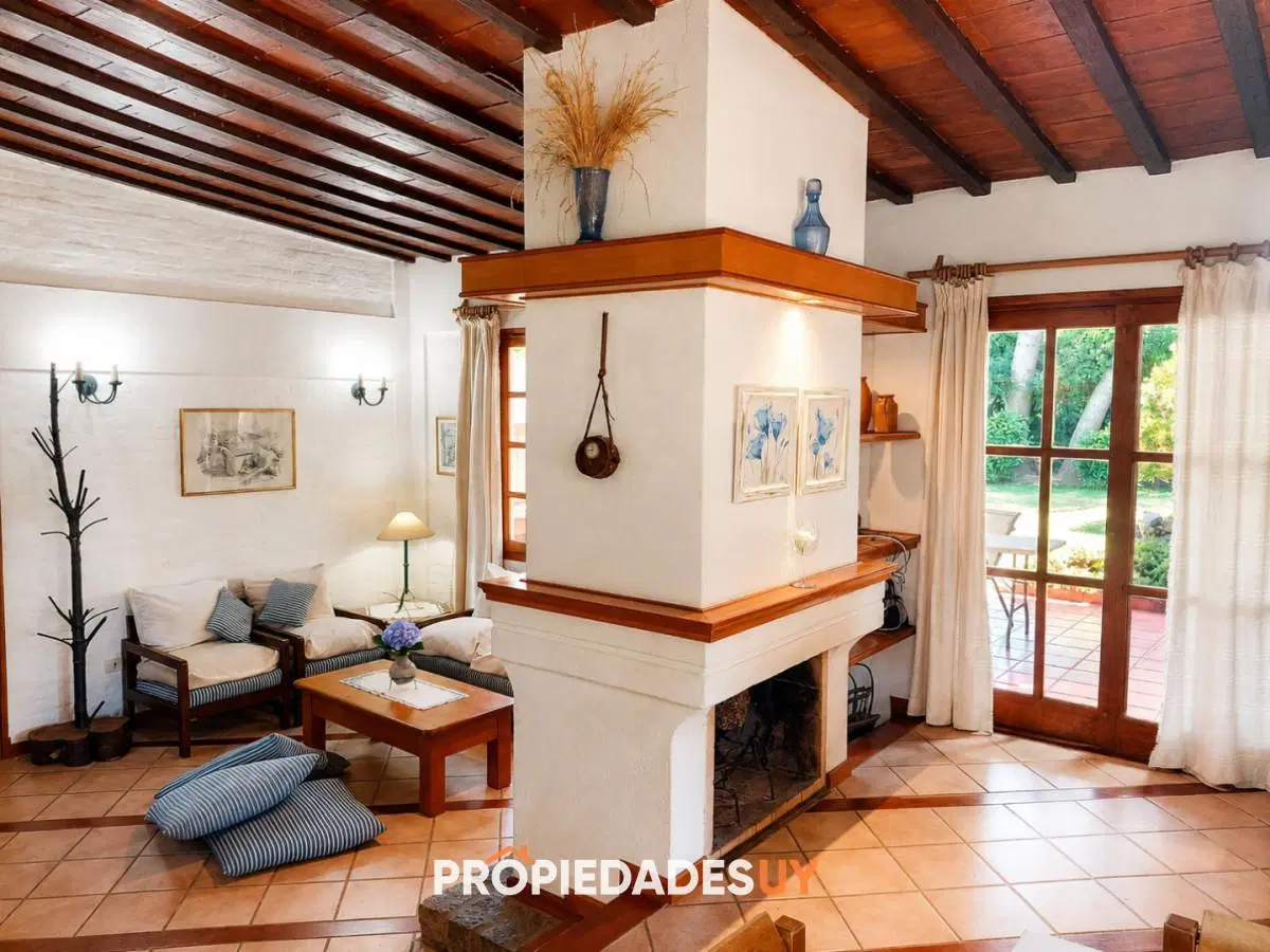 Casa en alquiler de temporada ubicada en Pinares - 3 dorm + dependencia 2