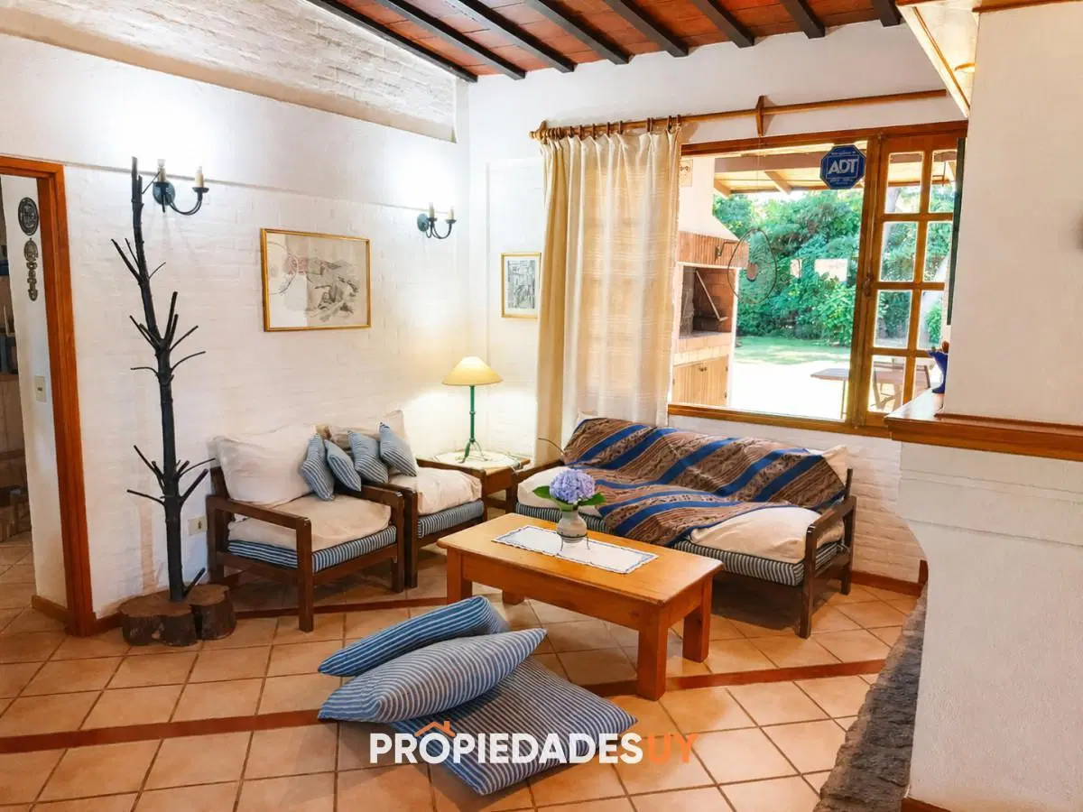 Casa en alquiler de temporada ubicada en Pinares - 3 dorm + dependencia 1
