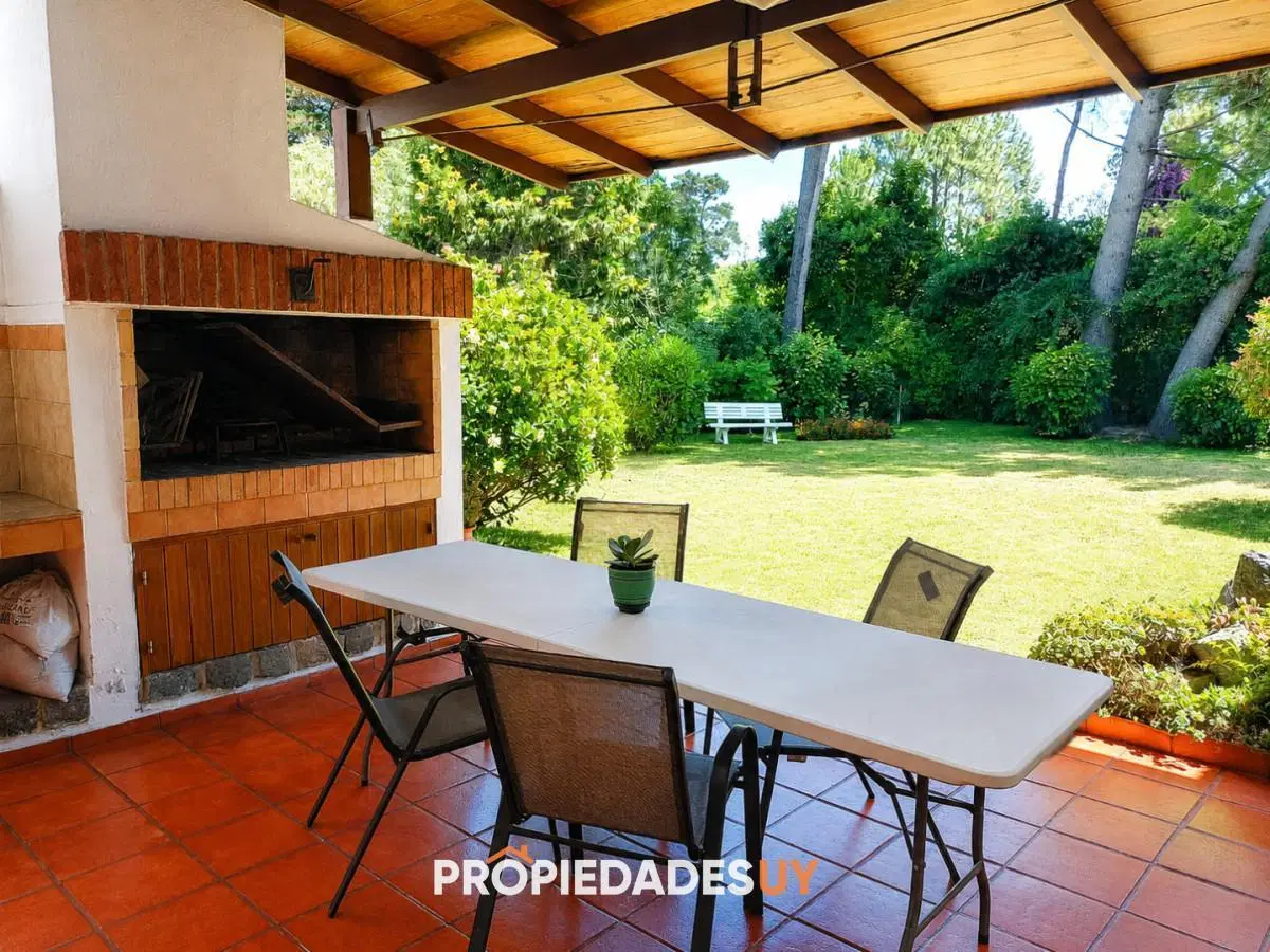 Casa en alquiler de temporada ubicada en Pinares - 3 dorm + dependencia 5