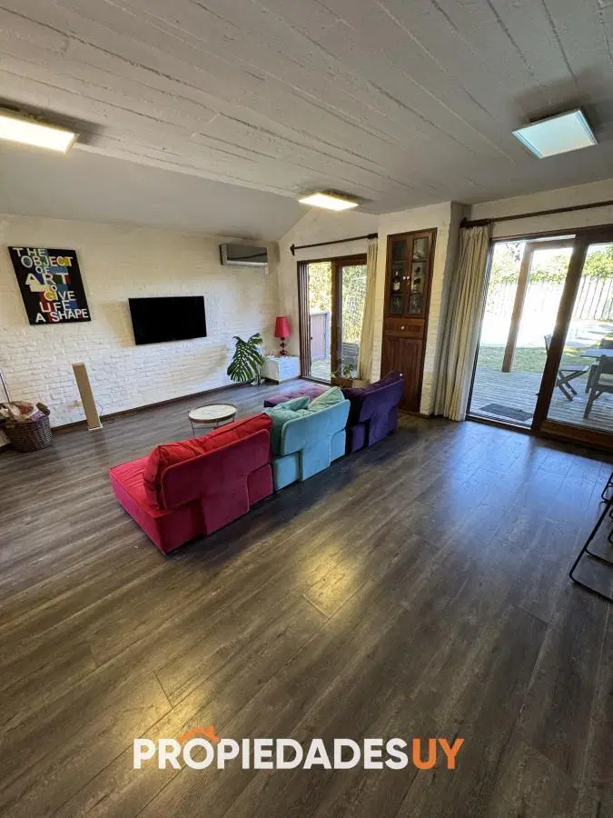Venta, Casa de 4 dormitorios en Playa Mansa, con piscina y parrillero 1