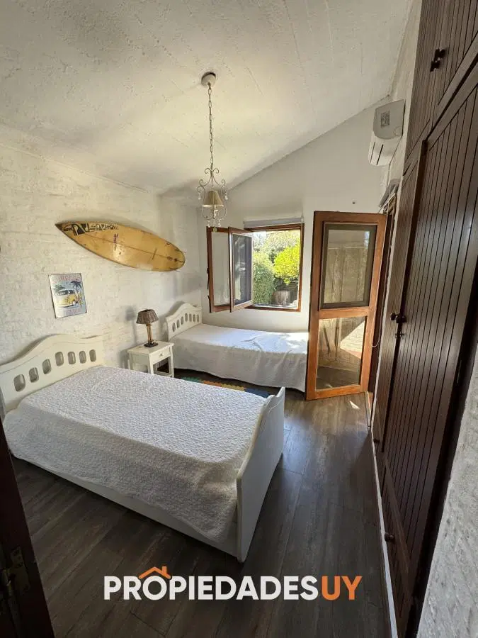 Venta, Casa de 4 dormitorios en Playa Mansa, con piscina y parrillero 2