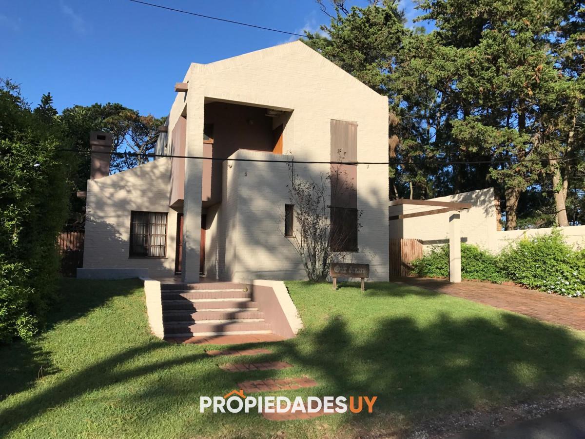 Venta, Casa de 4 dormitorios en Playa Mansa, con piscina y parrillero