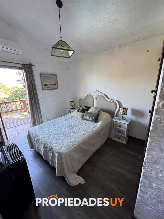 Venta, Casa de 4 dormitorios en Playa Mansa, con piscina y parrillero 4
