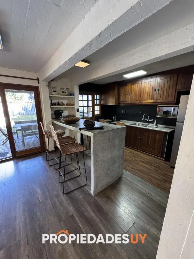 Venta, Casa de 4 dormitorios en Playa Mansa, con piscina y parrillero 3