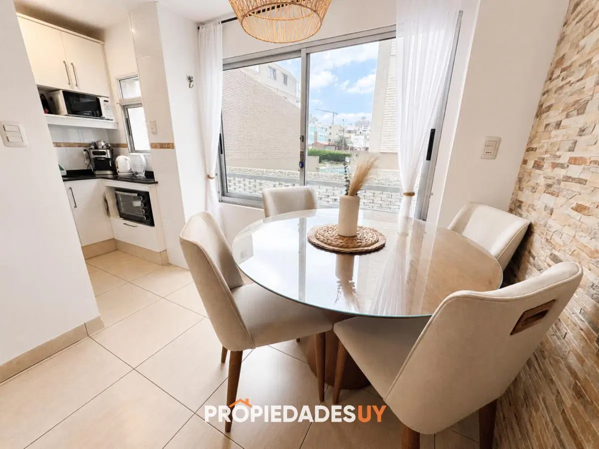 Apartamento reciclado en venta de 1 dormitorio y medio, Península, Punta del Este 3