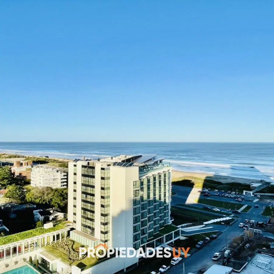 Moderno Apartamento de 3 Dormitorios + Dependencia, con Parrillero y Vista al Mar en Playa Brava 5