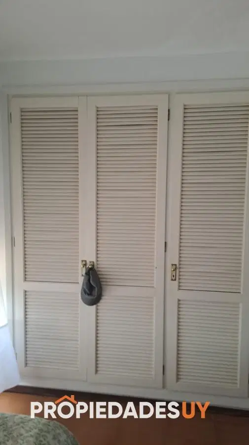 Vende apartamento de 2 dormitorios más servicio en Punta del Este 4