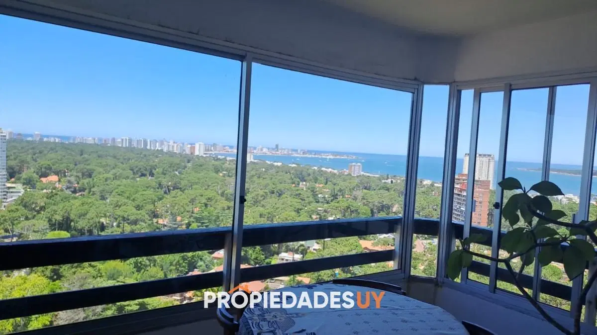 Vende apartamento de 2 dormitorios más servicio en Punta del Este 1