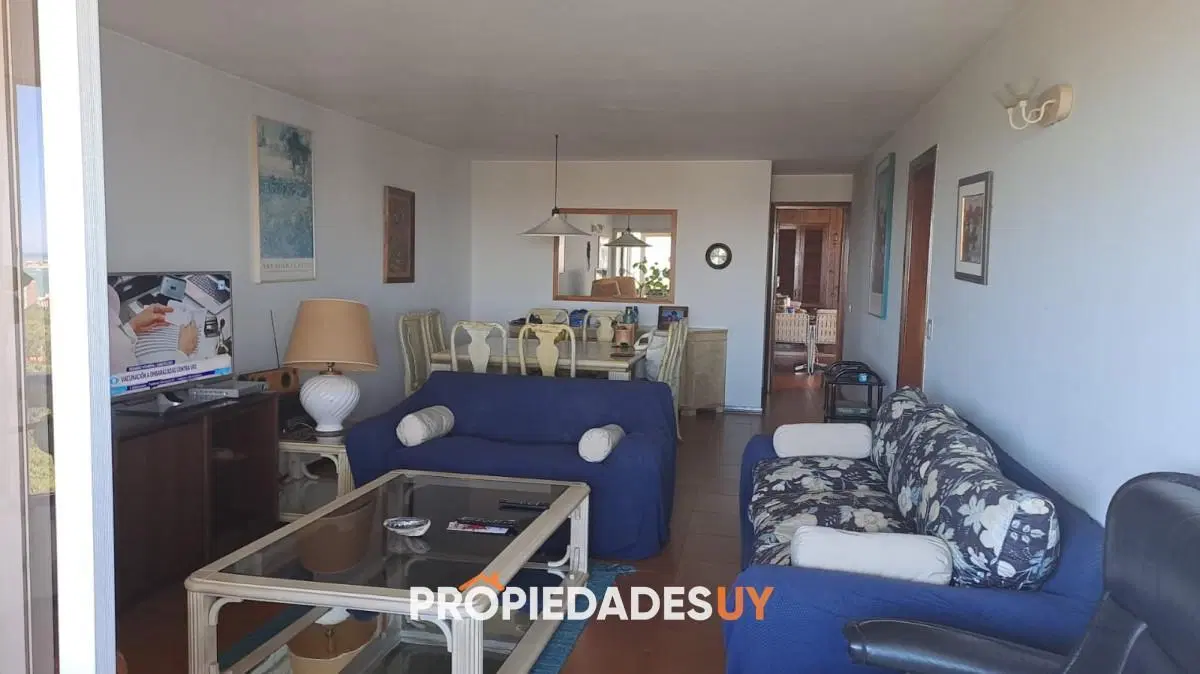 Vende apartamento de 2 dormitorios más servicio en Punta del Este 2