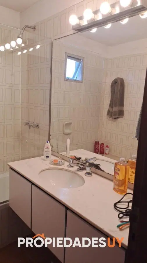 Vende apartamento de 2 dormitorios más servicio en Punta del Este 3