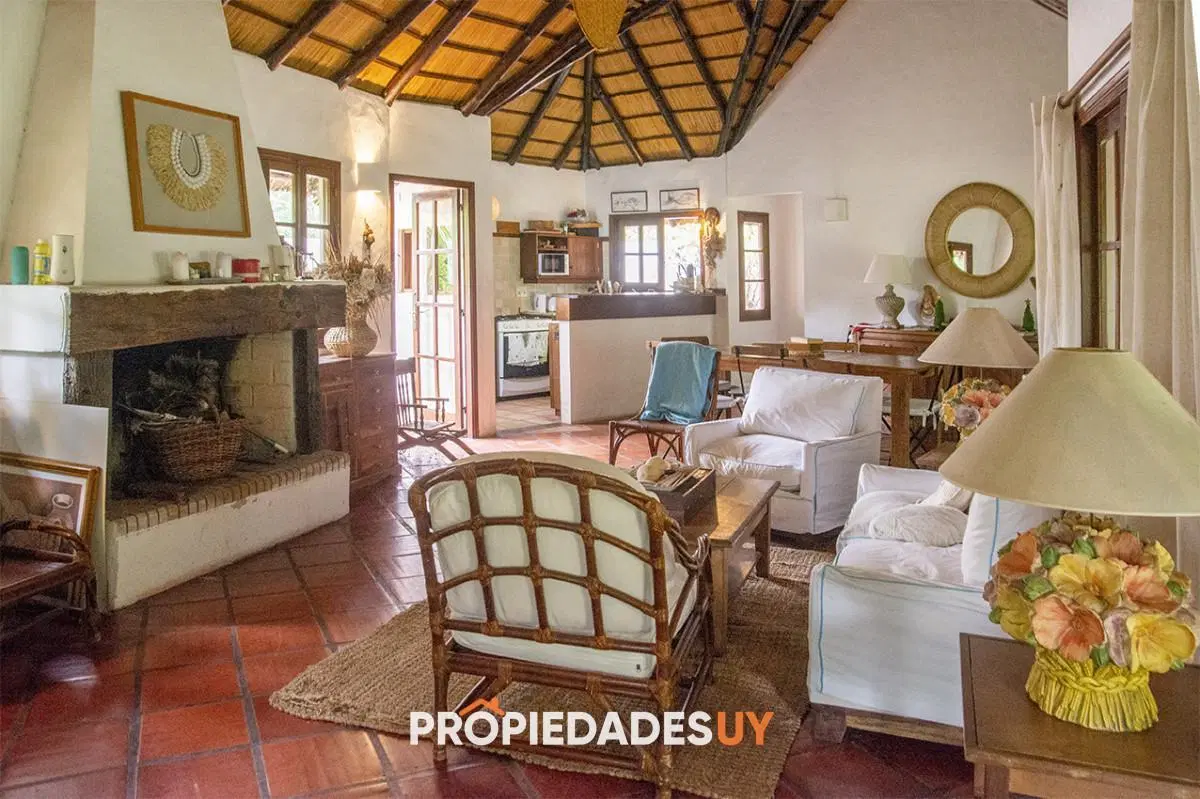 En venta casa de 1 dormitorio con dependencia en Cantegril 4